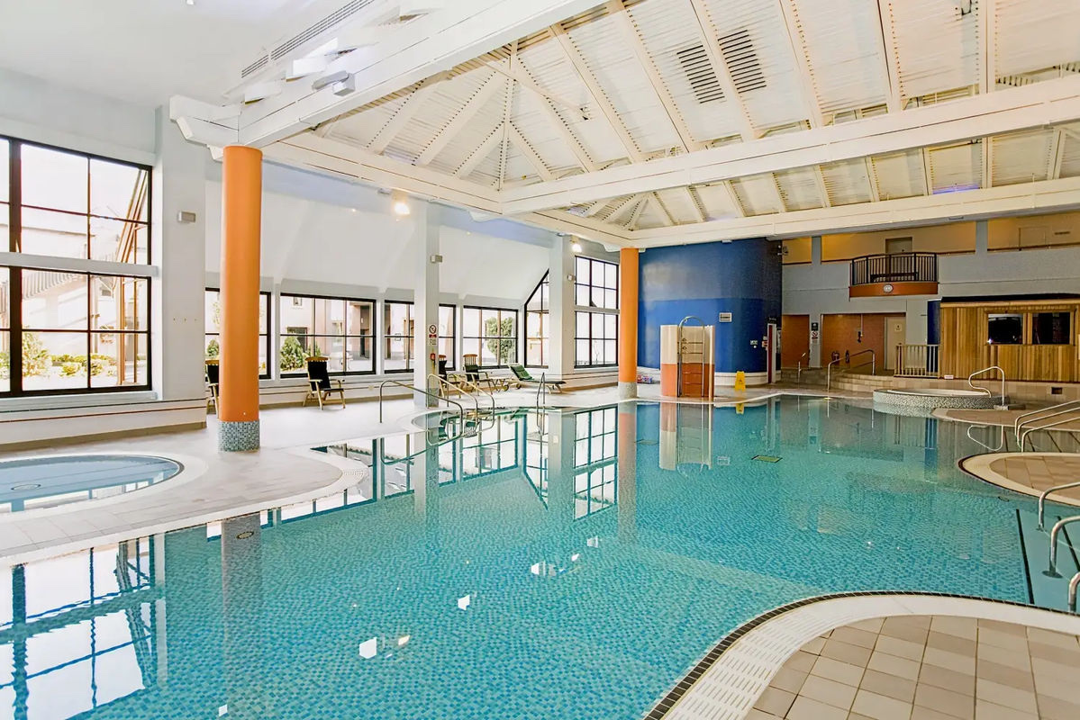 Marriott Forest of Arden hotel indoor swimming pool hall